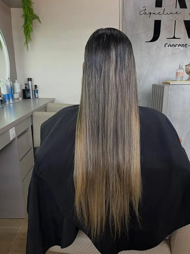 Cabelo escuro desbotado e sem vida, antes da transformação